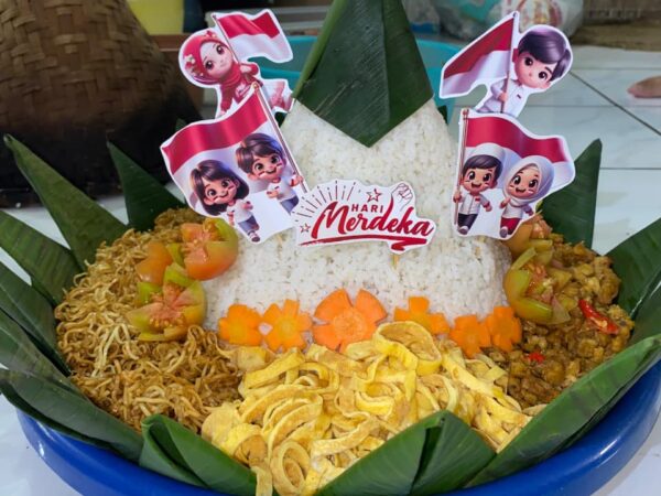 Tumpeng Nasi Tasyakuran Malam HUT RI Ke-80 yang dibuat oleh KKN Mamusda UNUGHA "Kelompok 3 Desa Panulisan"