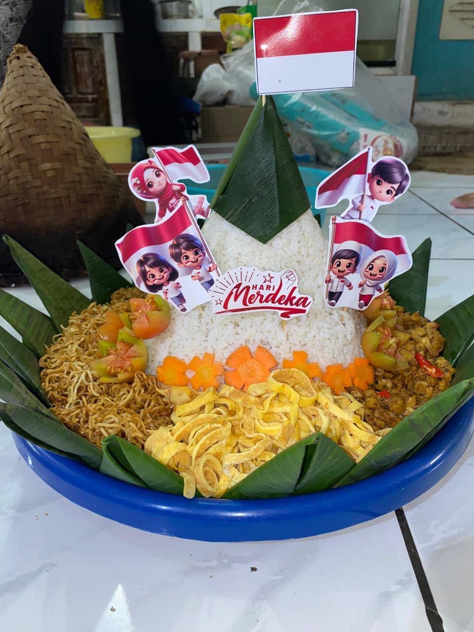 Tumpeng Nasi Tasyakuran Malam HUT RI Ke-80 yang dibuat oleh KKN Mamusda UNUGHA "Kelompok 3 Desa Panulisan"