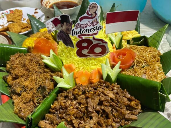 Tumpeng Nasi Tasyakuran Malam HUT RI Ke-80 yang dibuat oleh Karangtaruna "Manggala Taruna"