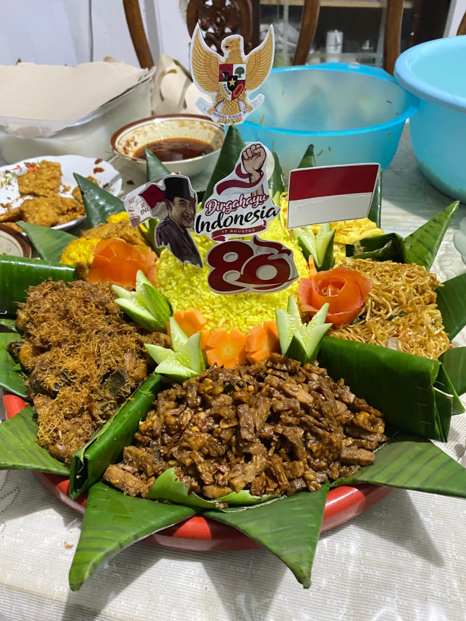 Tumpeng Nasi Tasyakuran Malam HUT RI Ke-80 yang dibuat oleh Karangtaruna "Manggala Taruna"